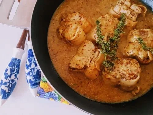 Paupiettes de veau avec sauce moutarde à l'ancienne sur une assiette