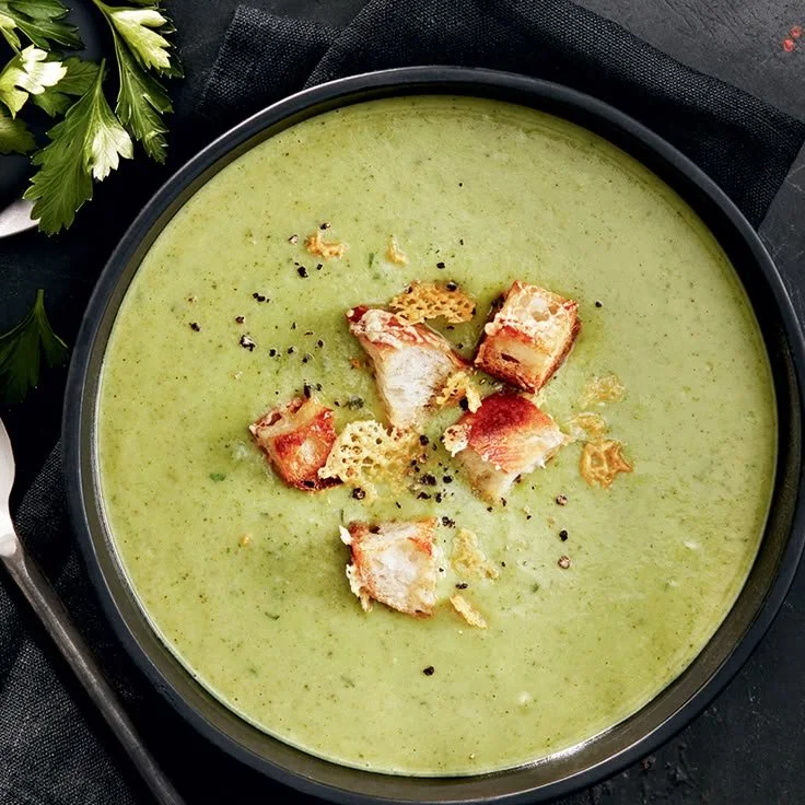 Bol de potage brocoli et poireaux, une soupe crémeuse et nutritive.