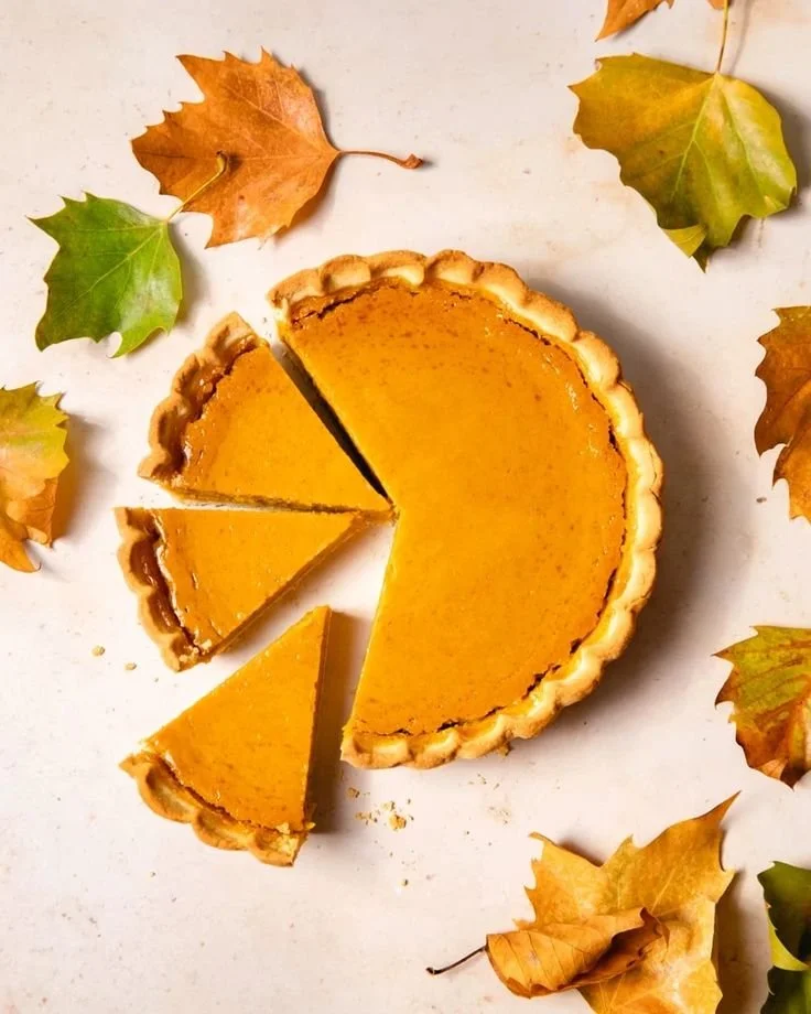 Tarte à la citrouille délicieuse, prête à être servie à table.