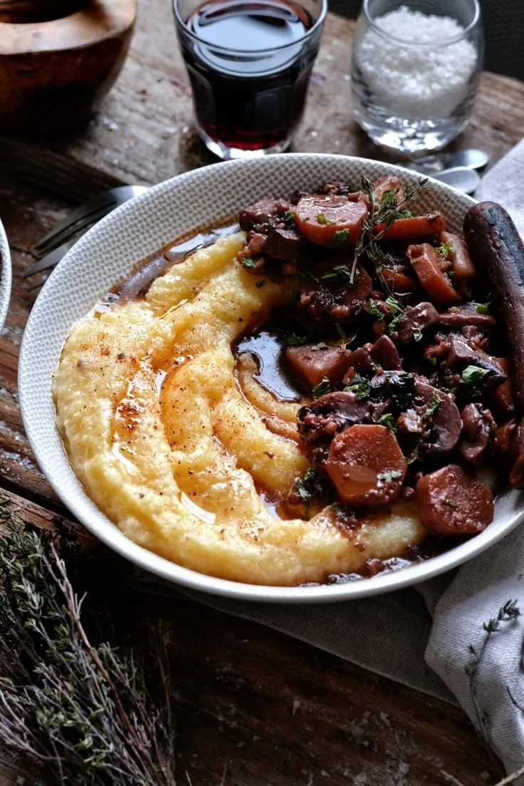 Ragoût de carottes et champignons au vin rouge avec polenta végétalien