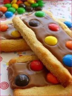 Biscuit au chocolat avec M&M's sur une assiette, parfait pour un goûter
