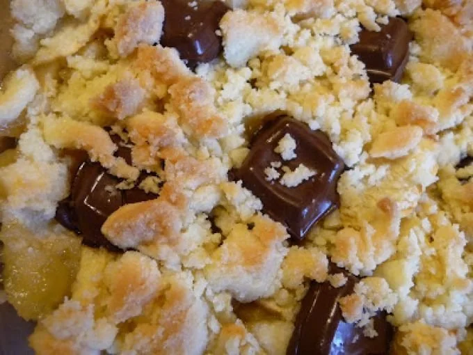 Crumble aux pommes et chocolat, un dessert savoureux et réconfortant.