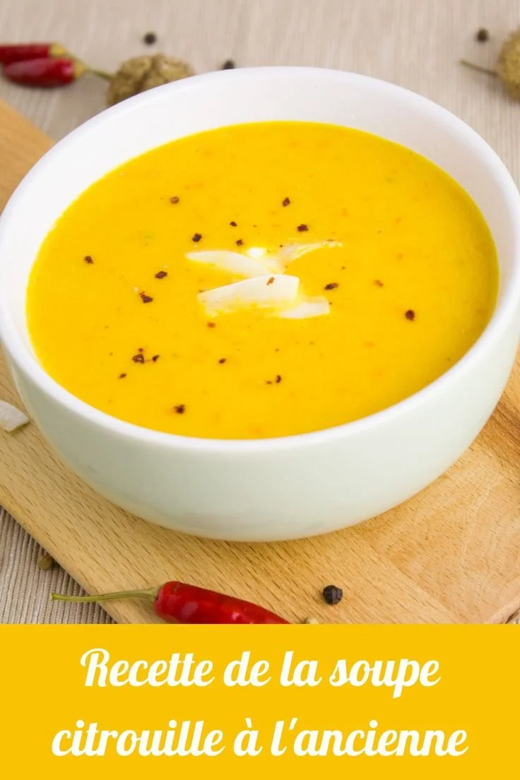 Soupe citrouille à l'ancienne servie dans un bol, garnie de crème et de graines.