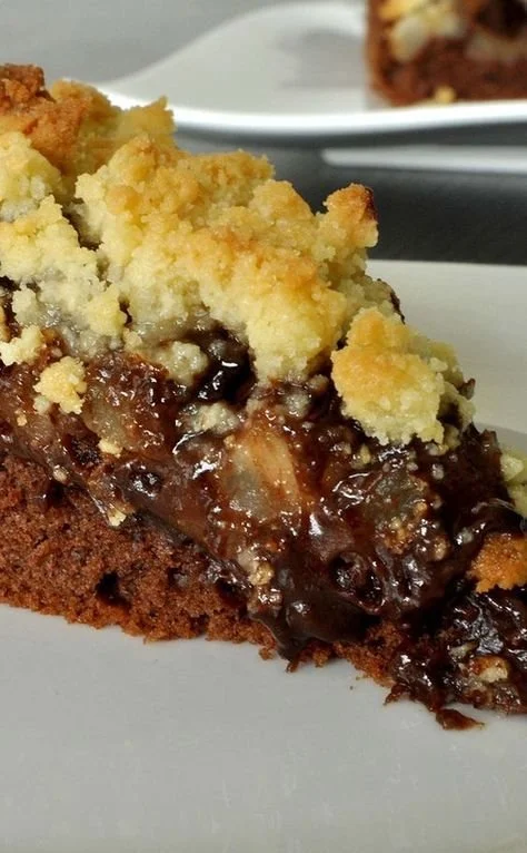 Gâteau au chocolat et aux poires avec crumble croustillant sur le dessus