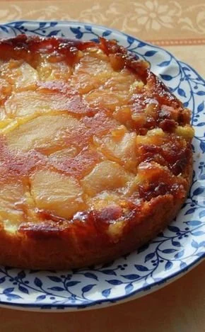 Gâteau renversé aux pommes caramélisées présenté sur une assiette