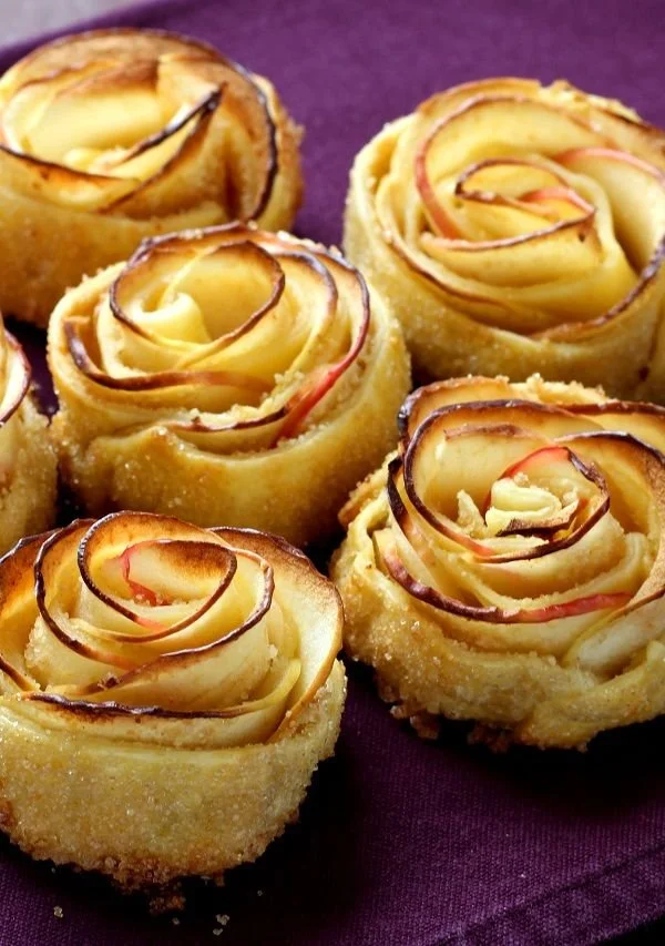 Mini-tartelettes aux fleurs de pommes prêtes à déguster
