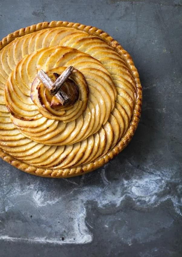 Tarte aux pommes sur lit de compote, un dessert savoureux et facile à préparer.