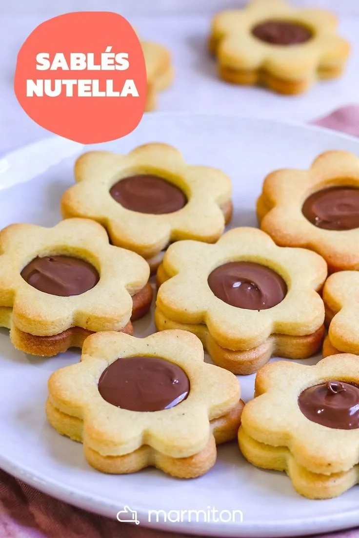 Sablés au Nutella® présentés sur une assiette, garnis de chocolat fondant.