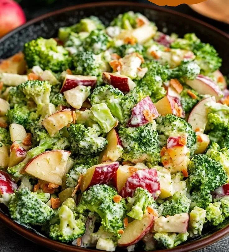 Salade de brocoli avec des morceaux de pommes colorées.