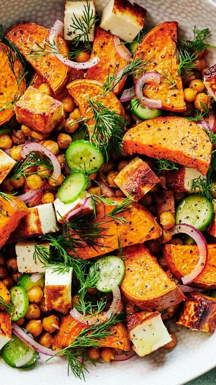 Salade de halloumi avec patates douces rôties et vinaigrette à l’aneth.