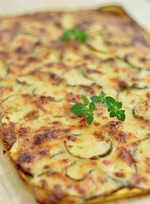 Scarpaccia de courgette au parmesan, un plat typique et savoureux.
