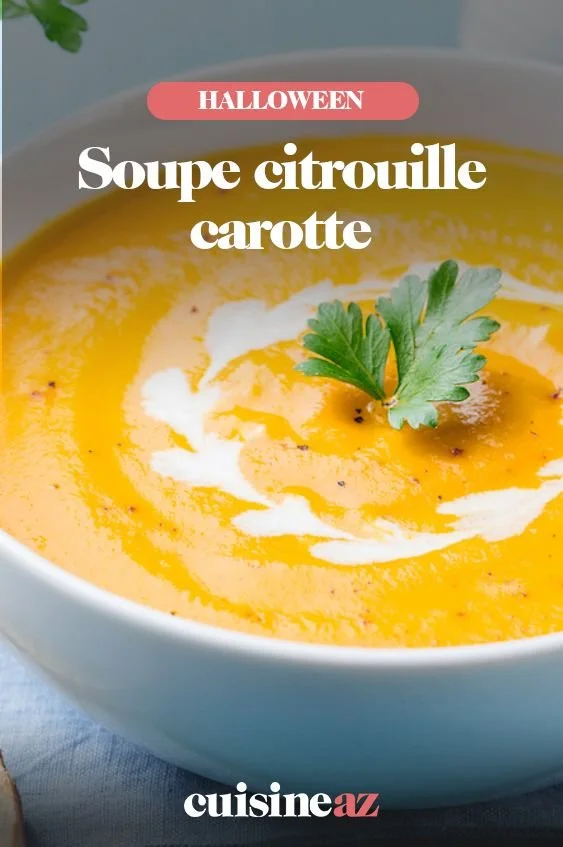 Soupe citrouille carotte servie dans un bol, garnie de graines et d'herbes.