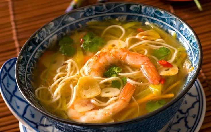 Soupe de crevettes avec nouilles chinoises servie dans un bol.