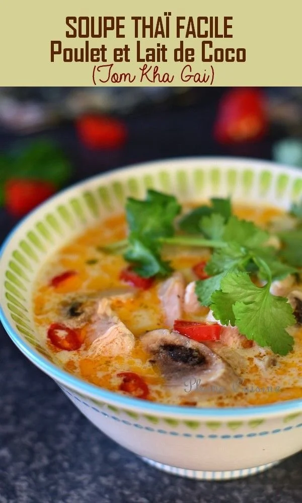 Bol de Tom Kha Gai, soupe thaï au poulet et lait de coco garnie d'herbes fraîches