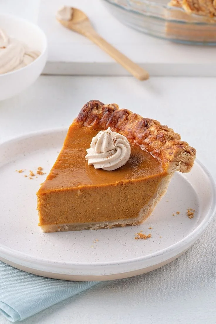 Tarte à la citrouille maison décorée et prête à être servie