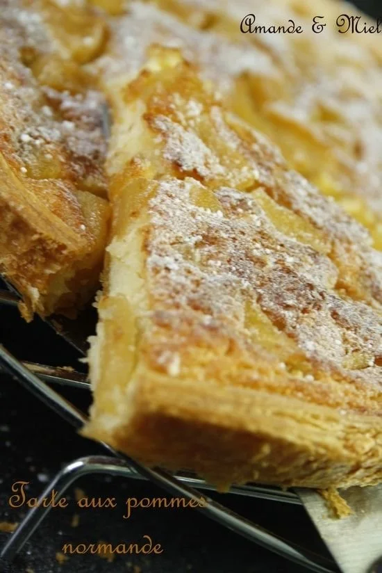 Tarte aux pommes normande rapide avec une croûte dorée et des pommes caramélisées