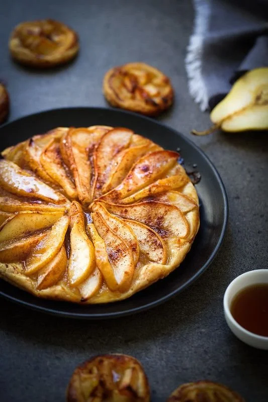 Tarte fine aux poires délicatement présentée sur une assiette