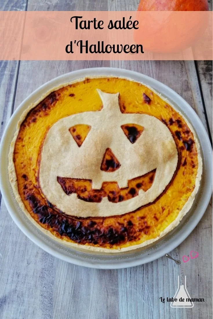 Tarte salée d'Halloween décorée avec des ingrédients festifs