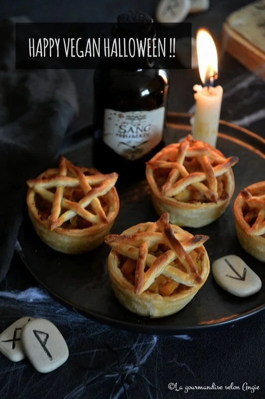 Tartelettes de sorcières aux pommes, potiron et épices pour Halloween vegan