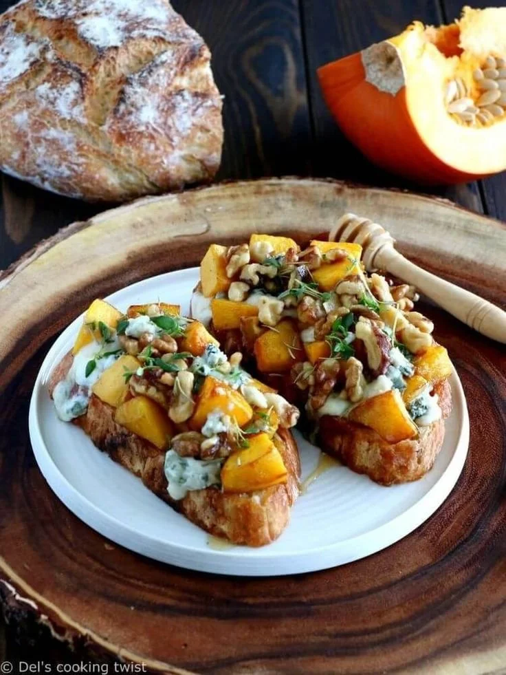 Tartine de potimarron avec noix et bleu d'Auvergne, plat végétalien gourmand