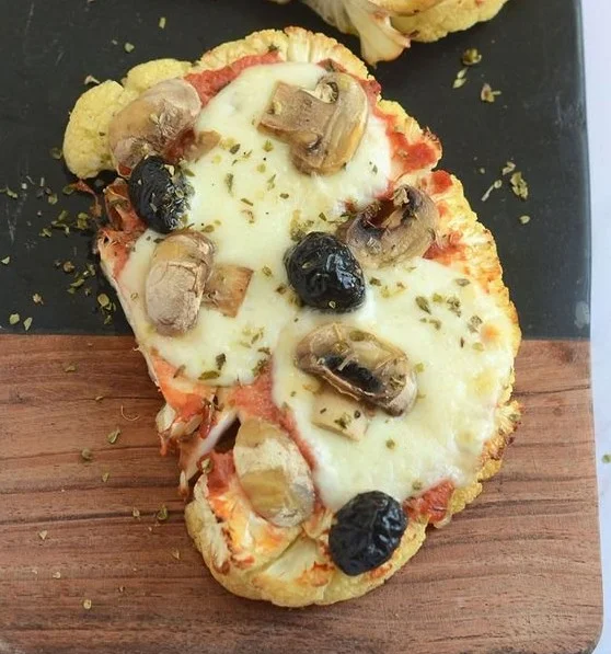 Tartines de chou-fleur pizza avec garnitures appétissantes