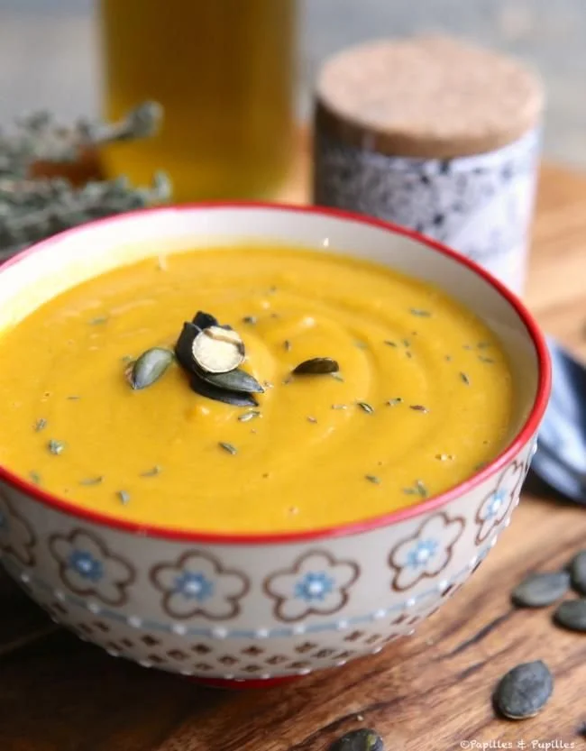 Bol de velouté potimarron et châtaignes, soupe réconfortante et douce