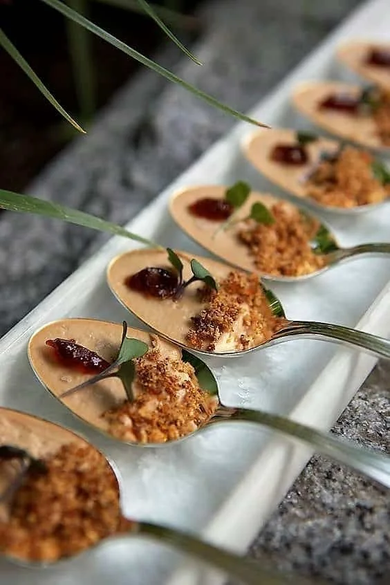 Amuse bouche cuillère élégante pour apéritifs de Noël et buffets de mariage.