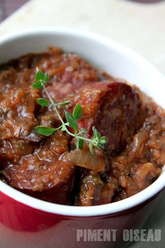 Bigos polonais traditionnel, plat de choucroute riche en viandes