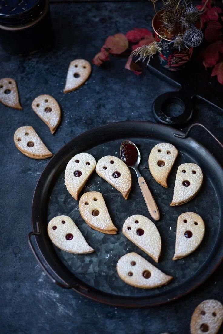 Biscuits fantôme décorés pour Halloween de Casserole & Chocolat