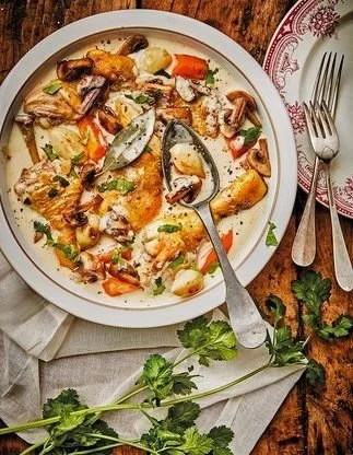 Recette de Blanquette de poulet pour 6 personnes avec légumes et sauce crémeuse.