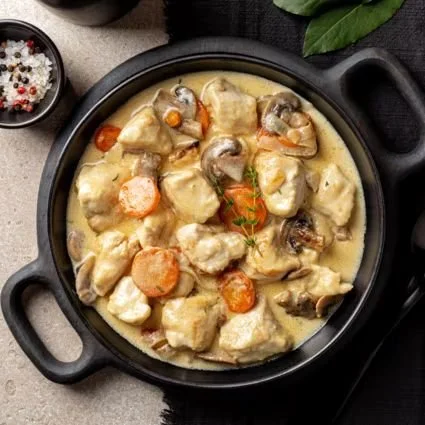 Recette rapide de blanquette de poulet servie avec des légumes frais