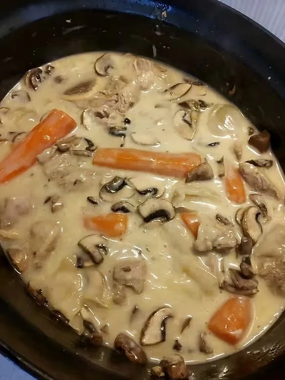 Blanquette de veau à l'ancienne, plat traditionnel français garnie de légumes et sauce crémeuse.
