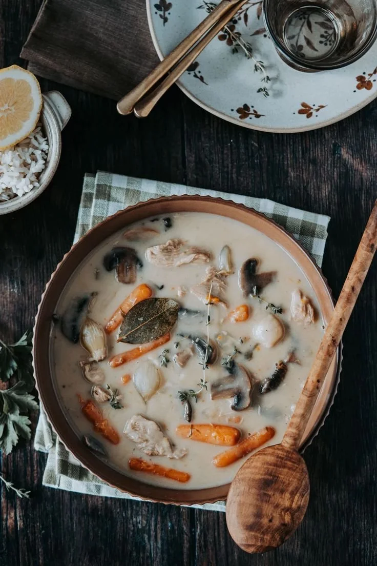 Blanquette de veau à l'ancienne sans vin, plat français traditionnel