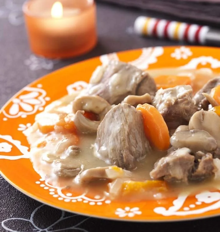 Blanquette de veau délicieuse servie avec des légumes frais