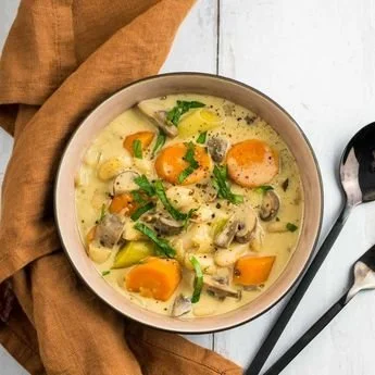 Blanquette végétarienne aux haricots blancs dans un plat chaleureux