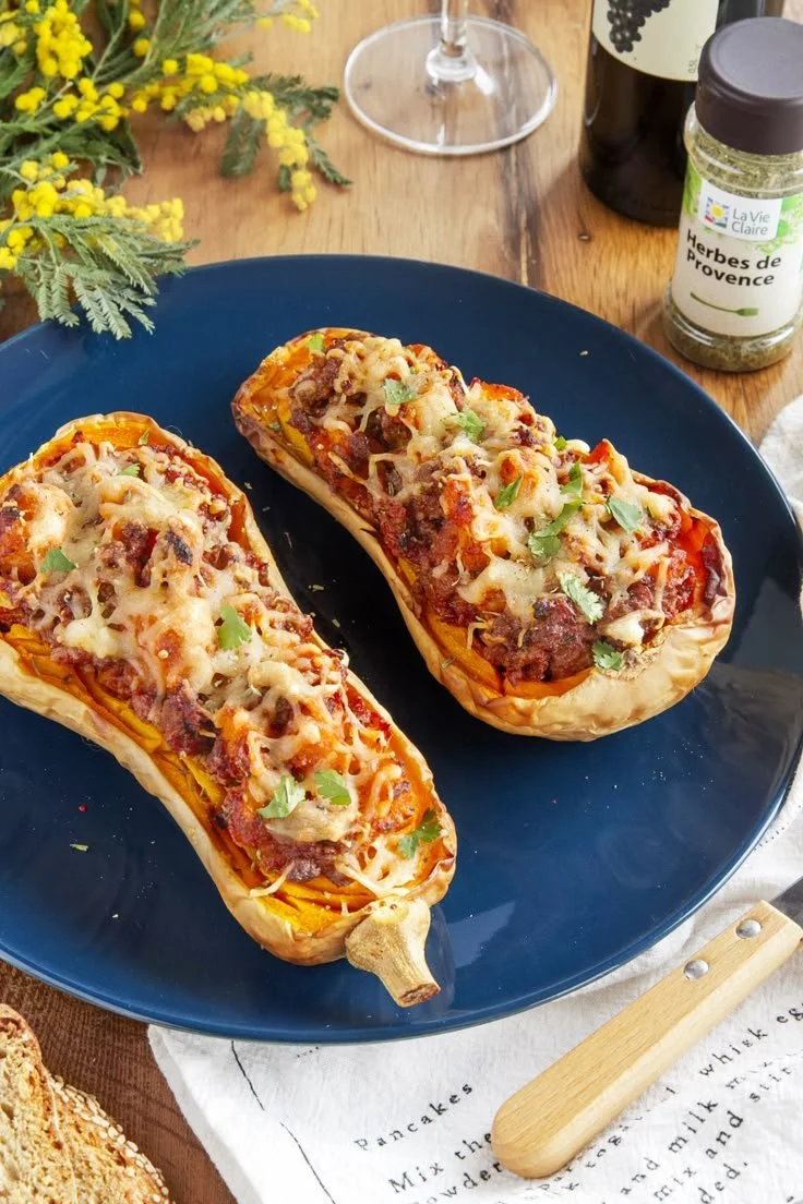 Recette de butternut farci à la bolognaise, plat savoureux et réconfortant.