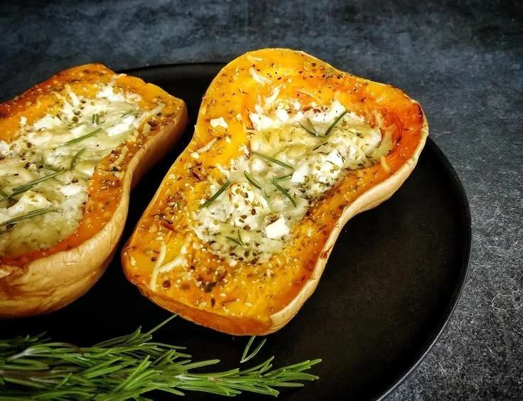 Butternut farcie à la feta cuite au four, plat savoureux et coloré.