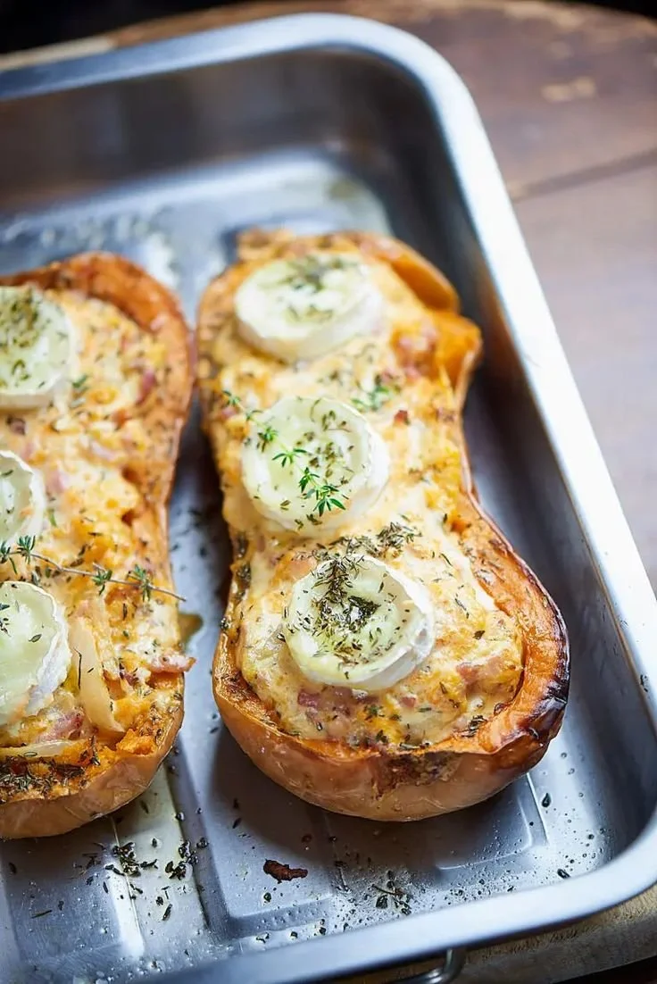 Butternut farcie aux lardons et au chèvre sur une assiette