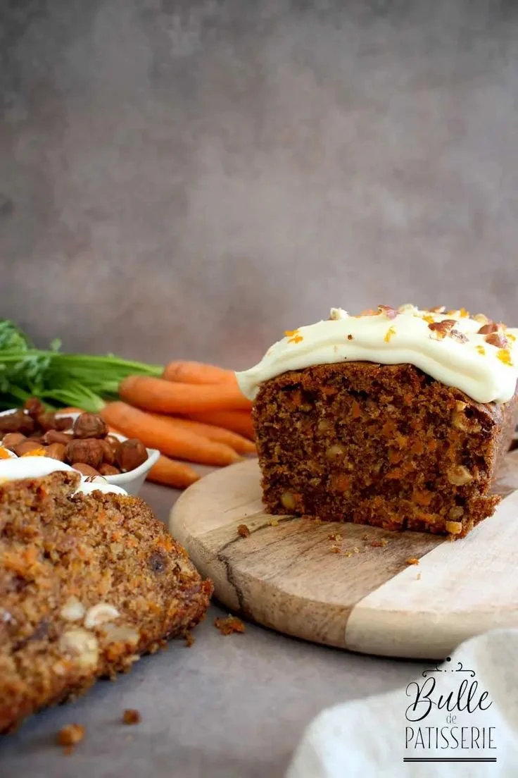 Gâteau aux carottes maison décoré avec des noix et du glaçage crémeux