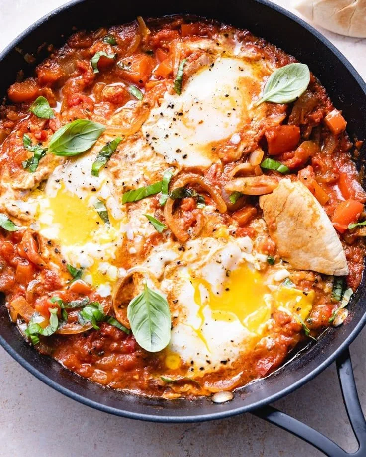Chakchouka traditionnelle, un plat méditerranéen savoureux avec œufs et légumes.