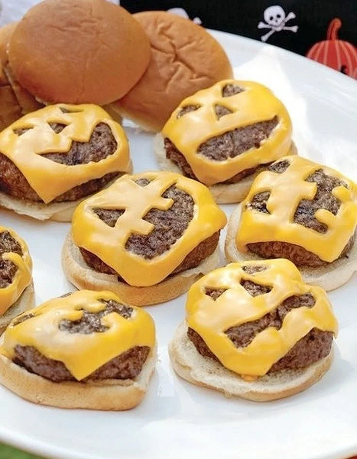 Cheeseburgers Halloween décorés pour une fête terrifiante