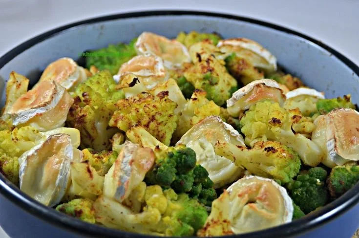 Chou romanesco gratiné au chèvre dans un plat élégant