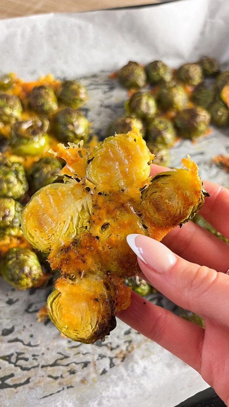 Choux de Bruxelles avec croûte de cheddar croustillante