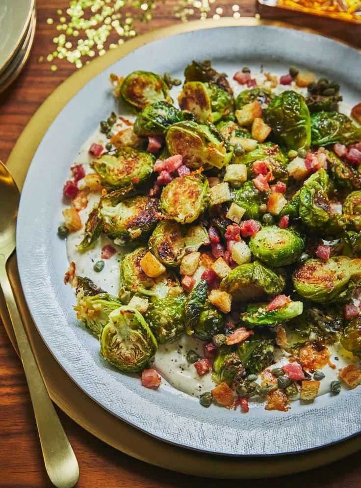 Choux de Bruxelles rôtis au parmesan avec vinaigrette César sur une assiette