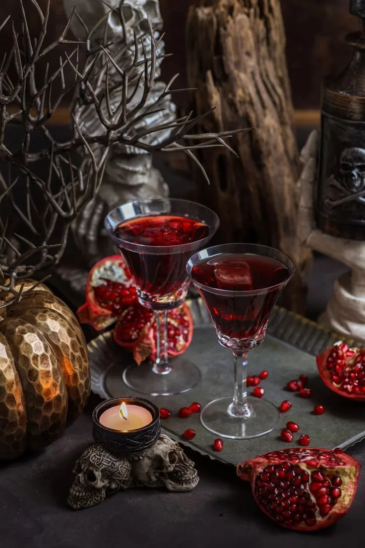 Cocktail d'Halloween à la grenade servi dans un verre décoratif.