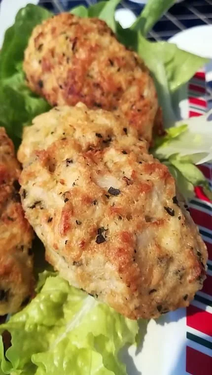 Croquettes de chou-fleur à l'emmental, croustillantes et savoureuses.