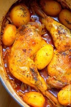 Cuisses de poulet rôties au four avec pommes de terre savoureuses.