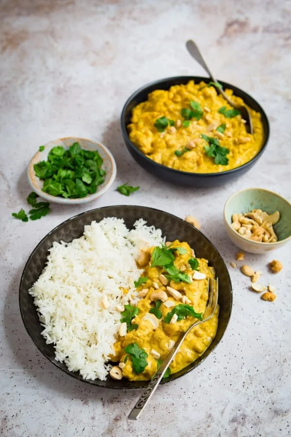 Curry végétarien de chou-fleur et noix de cajou dans un bol.