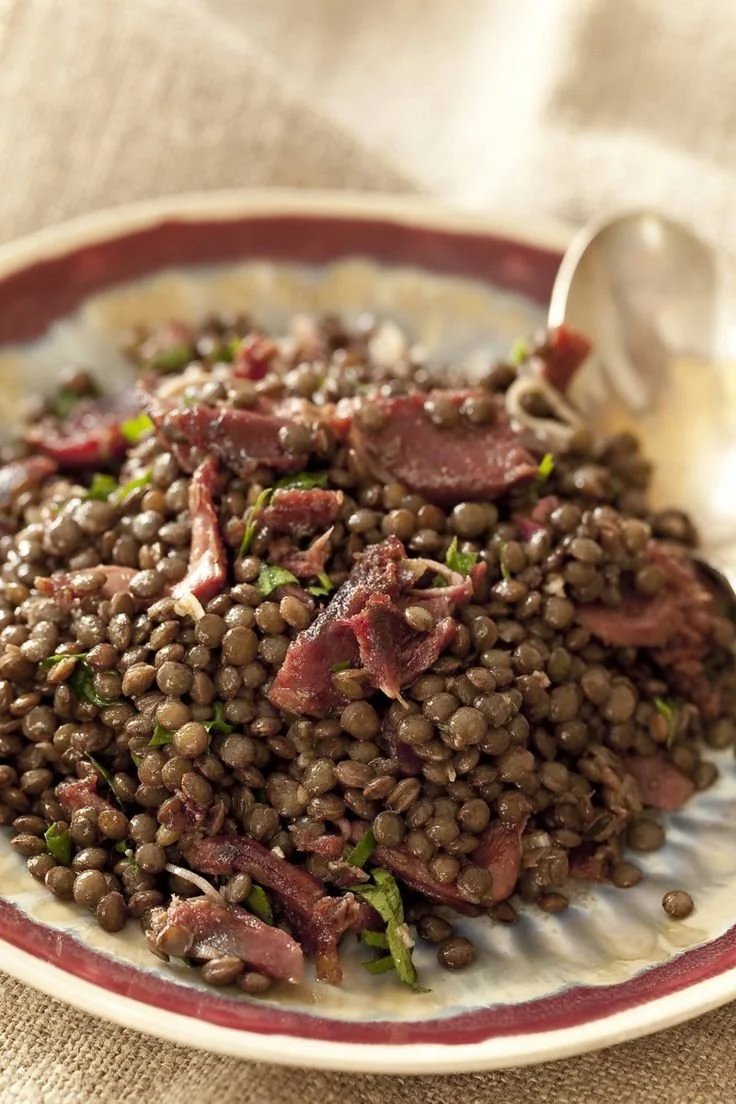 Salade de lentilles avec gésiers de volaille, saine et délicieuse.
