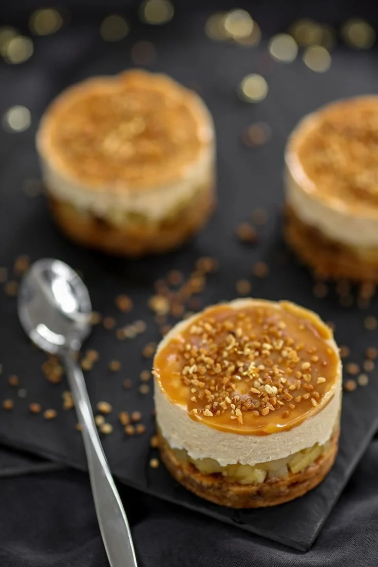 Dessert de pommes à la mousse de caramel sur pain d'épices savoureux